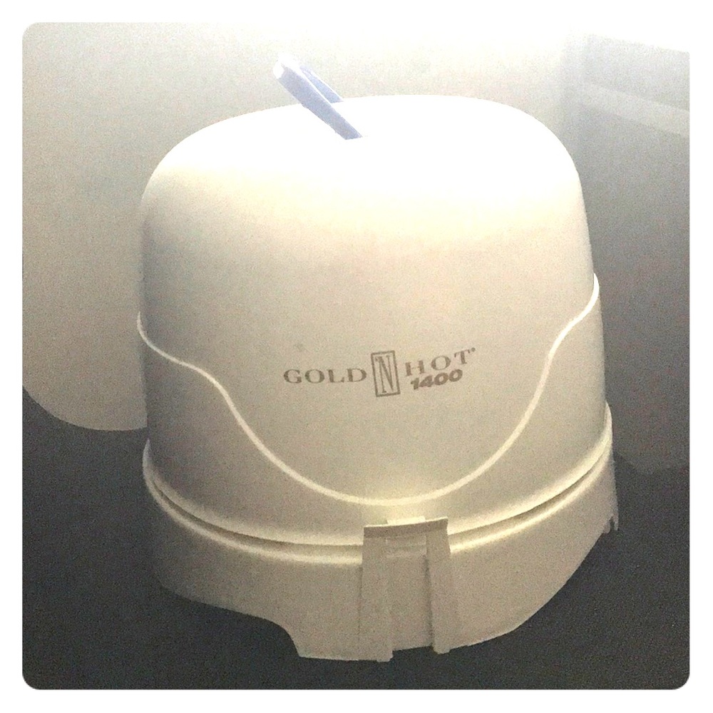 Hooded blow dryer by: Gold ‘N Hot